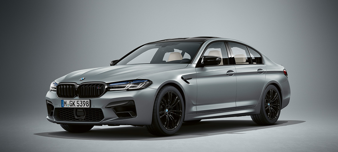 BMW Individual BMW M5 F90 LCI Facelift 2020, "Морозный Серый Гранит металлик", вид спереди в три четверти BMW Individual BMW M5 F90 LCI Facelift 2020, "Морозный Серый Гранит металлик", вид спереди в три четверти