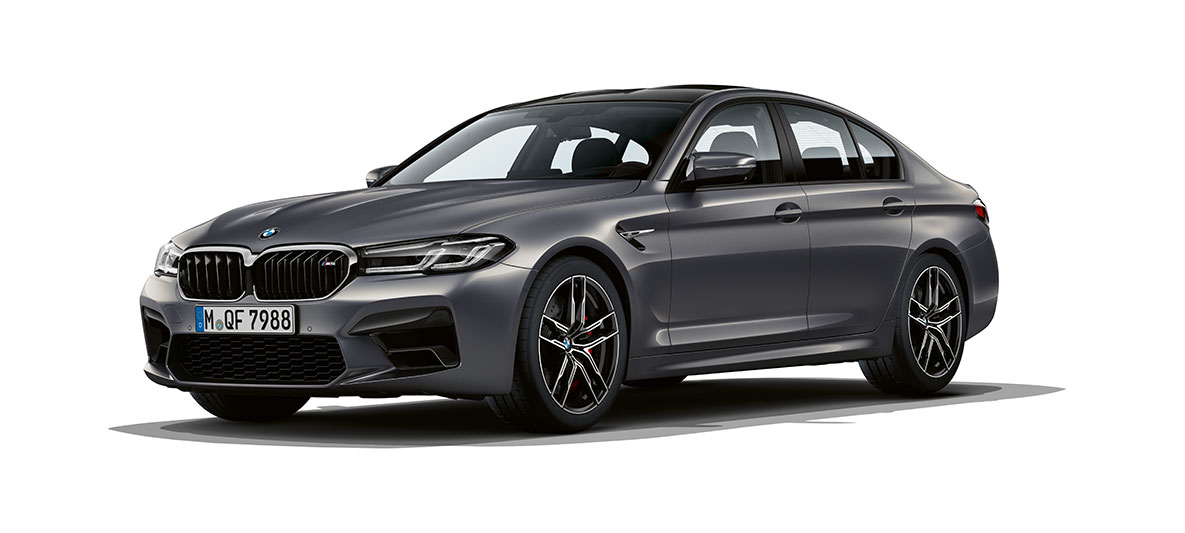 BMW M5 F90 LCI Facelift 2020, вид спереди в три четверти BMW M5 F90 LCI LCI Facelift 2020, "Серый Брендс Хэтч металлик", вид спереди в три четверти