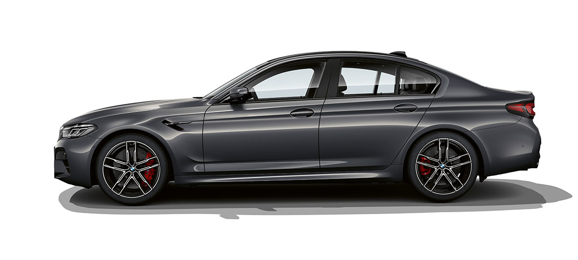 BMW M5 F90 LCI Facelift 2020, вид сбоку BMW M5 F90 LCI Facelift 2020, "Серый Брендс Хэтч металлик", вид сбоку в три четверти