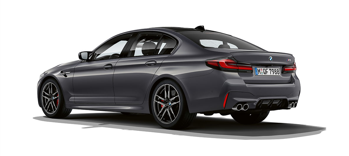 BMW M5 F90 LCI Facelift 2020, вид сзади в три четверти BMW M5 F90 LCI Facelift 2020, "Серый Брендс Хэтч металлик", вид сзади в три четверти
