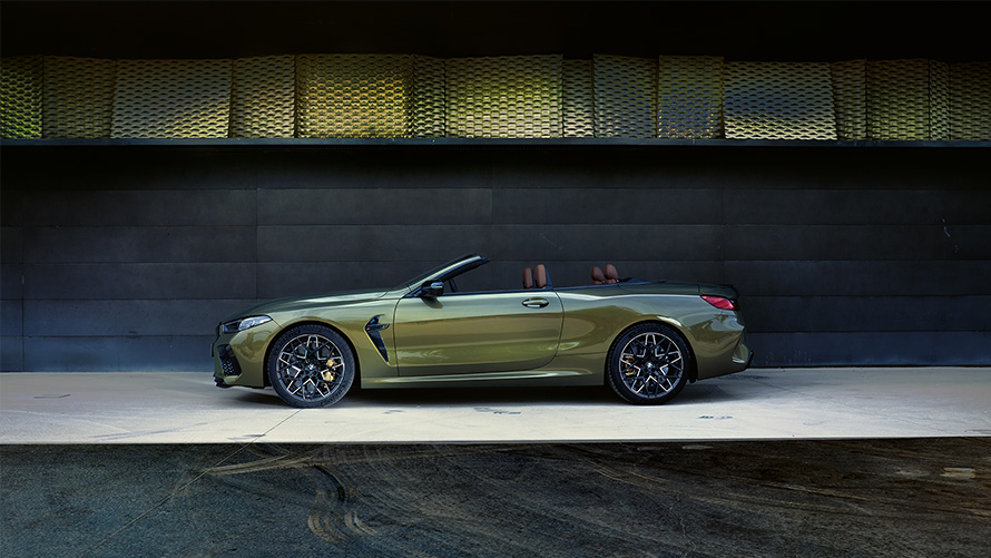 BMW M8 Competition Cabrio F91 LCI Facelift 2022, BMW Individual Brass metallic, вид сбоку на сцене