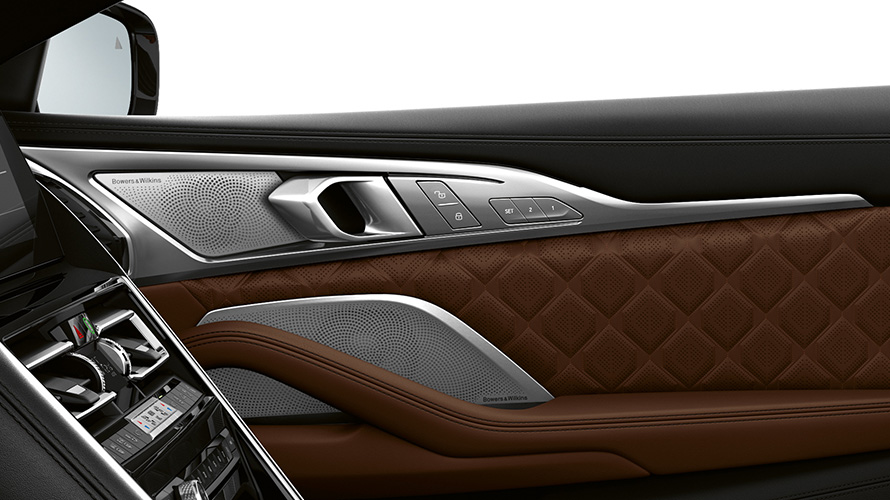 BMW M8 Cabrio F91 LCI Facelift 2022, аудиосистема Bowers & Wilkins Diamond Surround Sound крупным планом