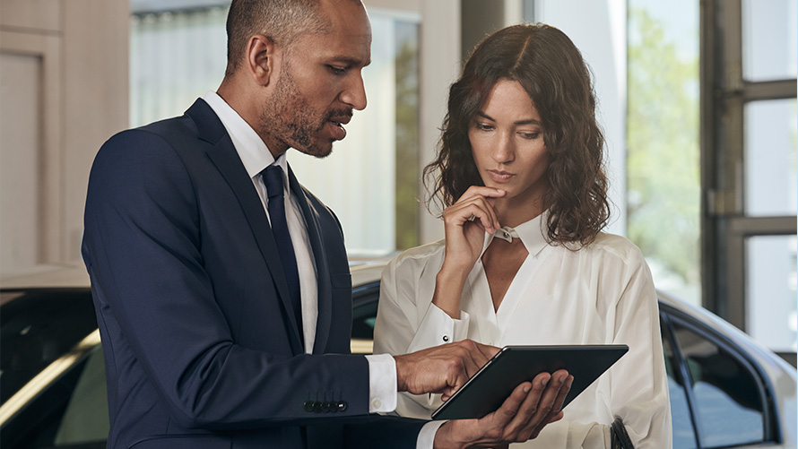 Сервис BMW, сотрудник консультирует клиента Сервис BMW, сотрудник консультирует клиента