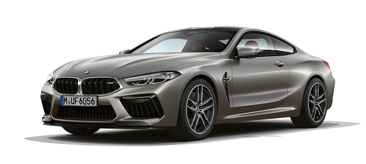 BMW M8 Coupé, вид сбоку с поворотом в три четверти с передней частью. BMW M8 Coupé в Frozen Dark Silver, вид сбоку с поворотом в три четверти с передней частью.