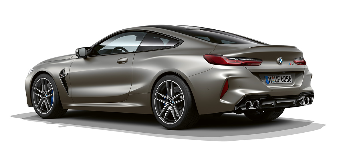 BMW M8 Coupé, вид сбоку с поворотом в три четверти с задней части. BMW M8 Coupé, вид сбоку с поворотом в три четверти с задней части.