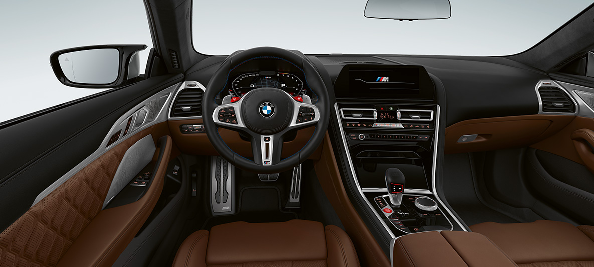 BMW M8 Coupé, кабина. BMW M8 Coupé, кабина с кожаным рулевым колесом M с кнопками M1/M2 красного цвета.