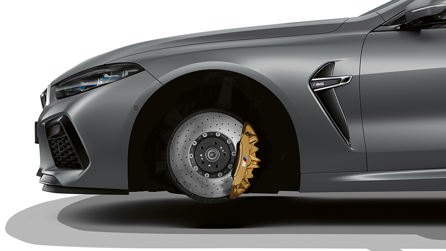 BMW M8 Gran Coupe F93 LCI Facelift 2022, BMW Individual Морозный Чистый Серый металлик, карбоно-керамическая тормозная система M