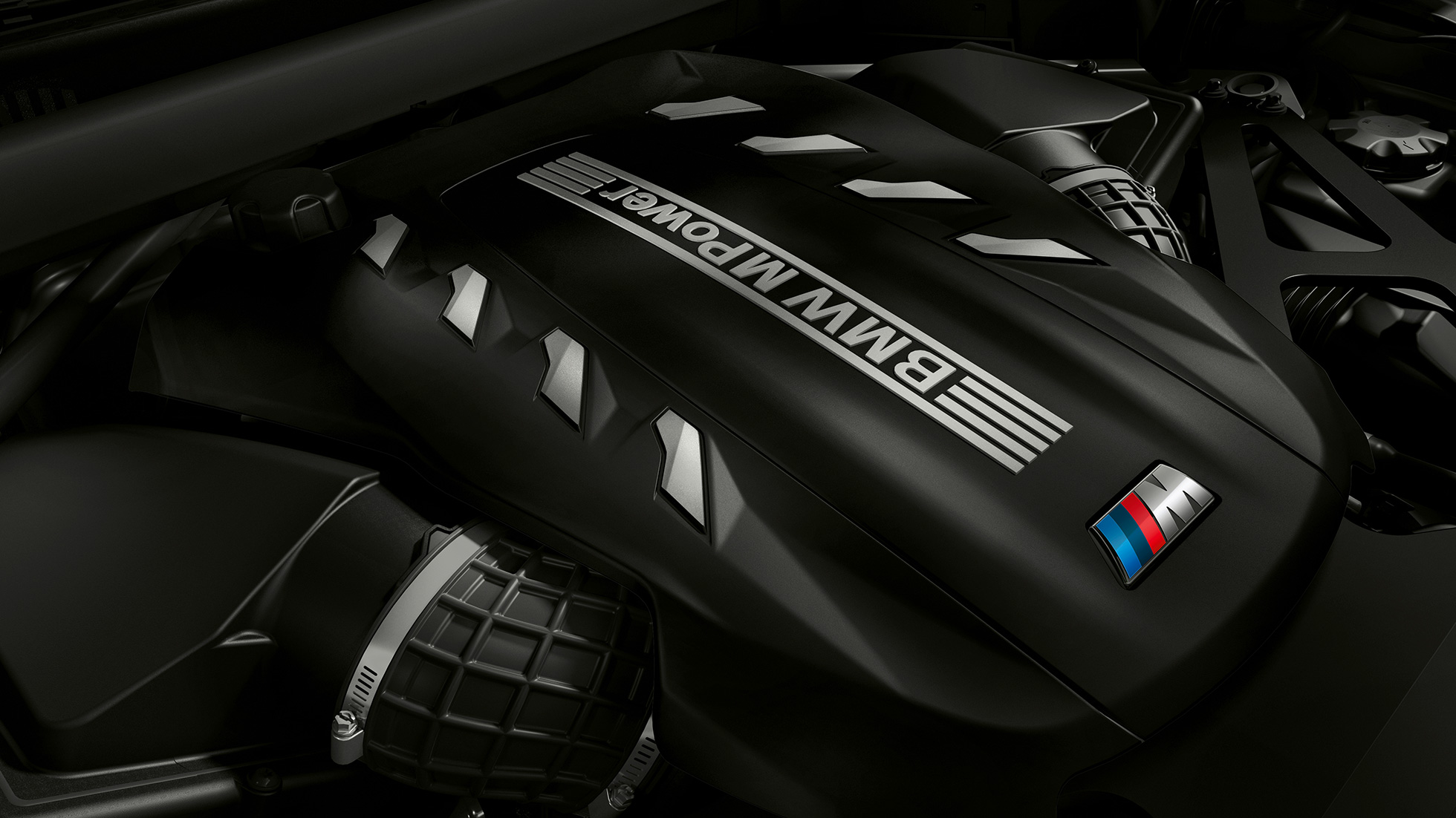 Мощный 8-цилиндровый бензиновый двигатель M TwinPower Turbo модели BMW X5 M Competition Мощный 8-цилиндровый бензиновый двигатель M TwinPower Turbo модели BMW X5 M Competition F95, крупным планом