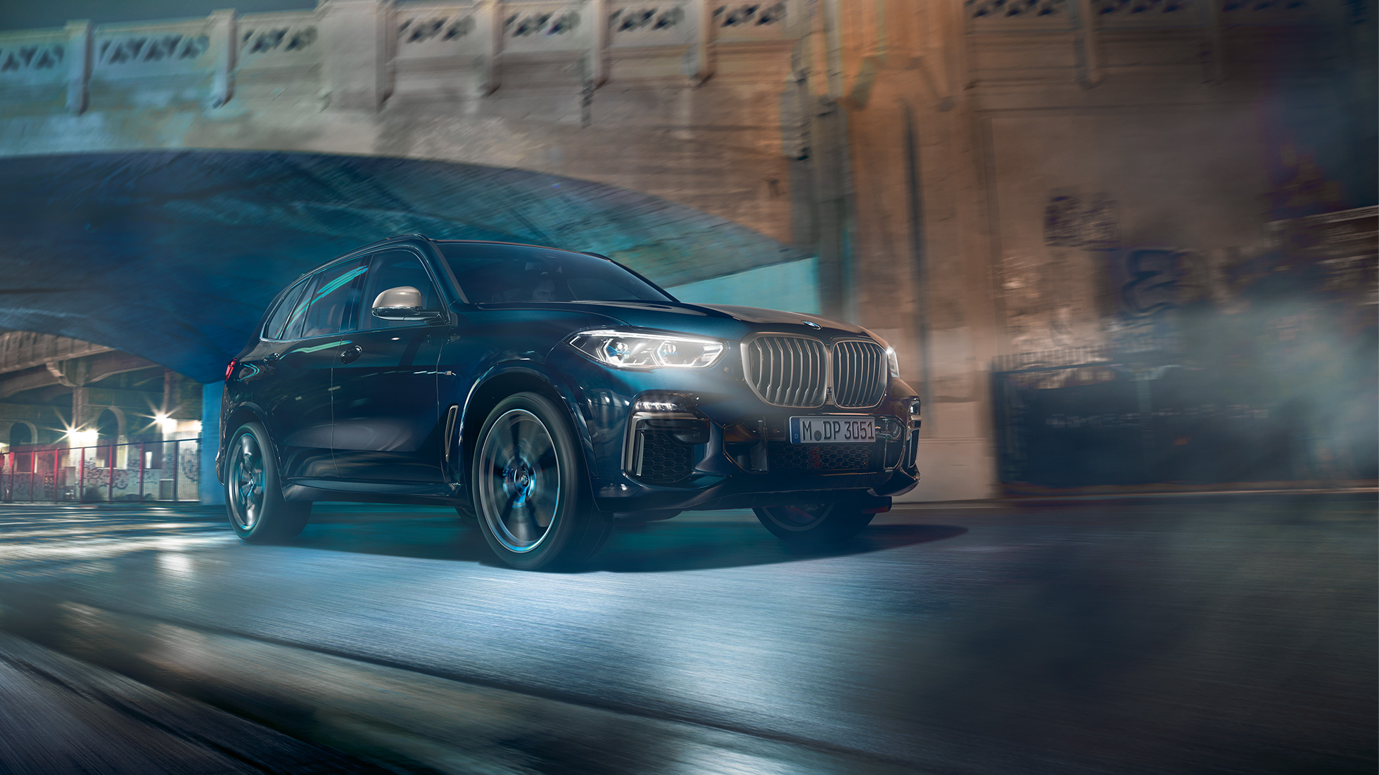BMW X5 M50i с 8-цилиндровым бензиновым двигателем M TwinPower Turbo BMW X5 M50i G05 с 8-цилиндровым бензиновым двигателем M TwinPower Turbo в черном цвете Carbon (металлик), вид сбоку с поворотом в три четверти