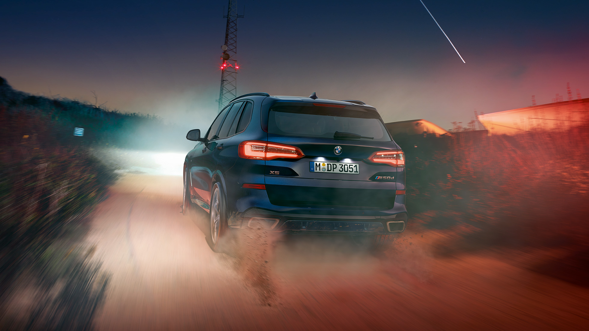 BMW X5 M50d с 6-цилиндровым дизельным двигателем M TwinPower Turbo BMW X5 M50d G05 с 6-цилиндровым дизельным двигателем M TwinPower Turbo в черном цвете Carbon (металлик), вид сзади