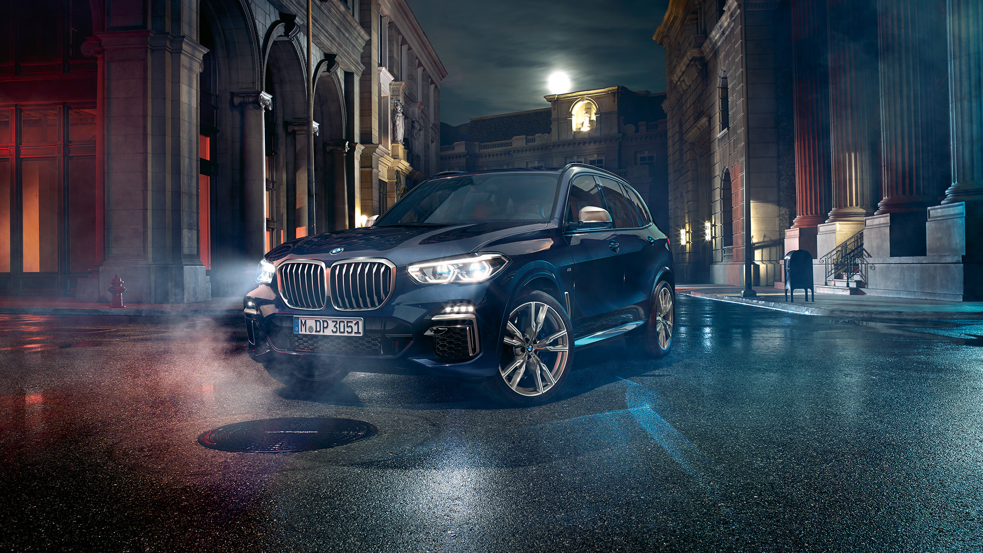 Экстерьер BMW X5 M50i и M50d G05 Экстерьер BMW X5 M50i и M50d G05, вид спереди с поворотом в три четверти