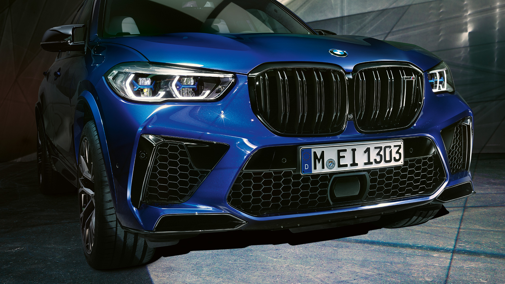 Решетка радиатора M, BMW X5 M Competition Решетка радиатора M BMW X5 M Competition F95 синего цвета Marina Bay (металлик), вид спереди крупным планом
