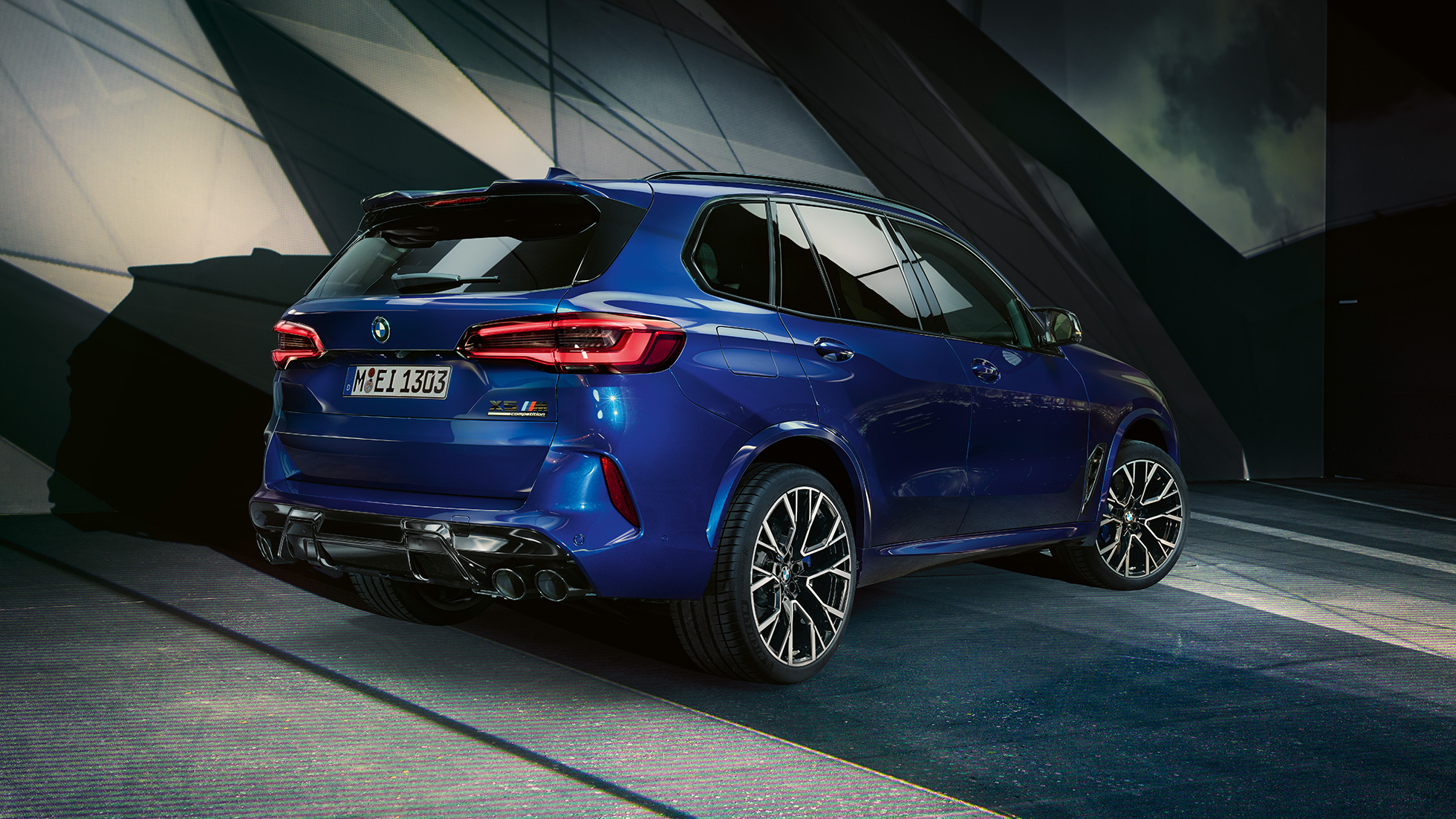 BMW X5 M Competition, вид сзади с поворотом в три четверти BMW X5 M Competition F95 со спортивной системой выпуска M в синем цвете Marina Bay (металлик), вид сзади с поворотом в три четверти