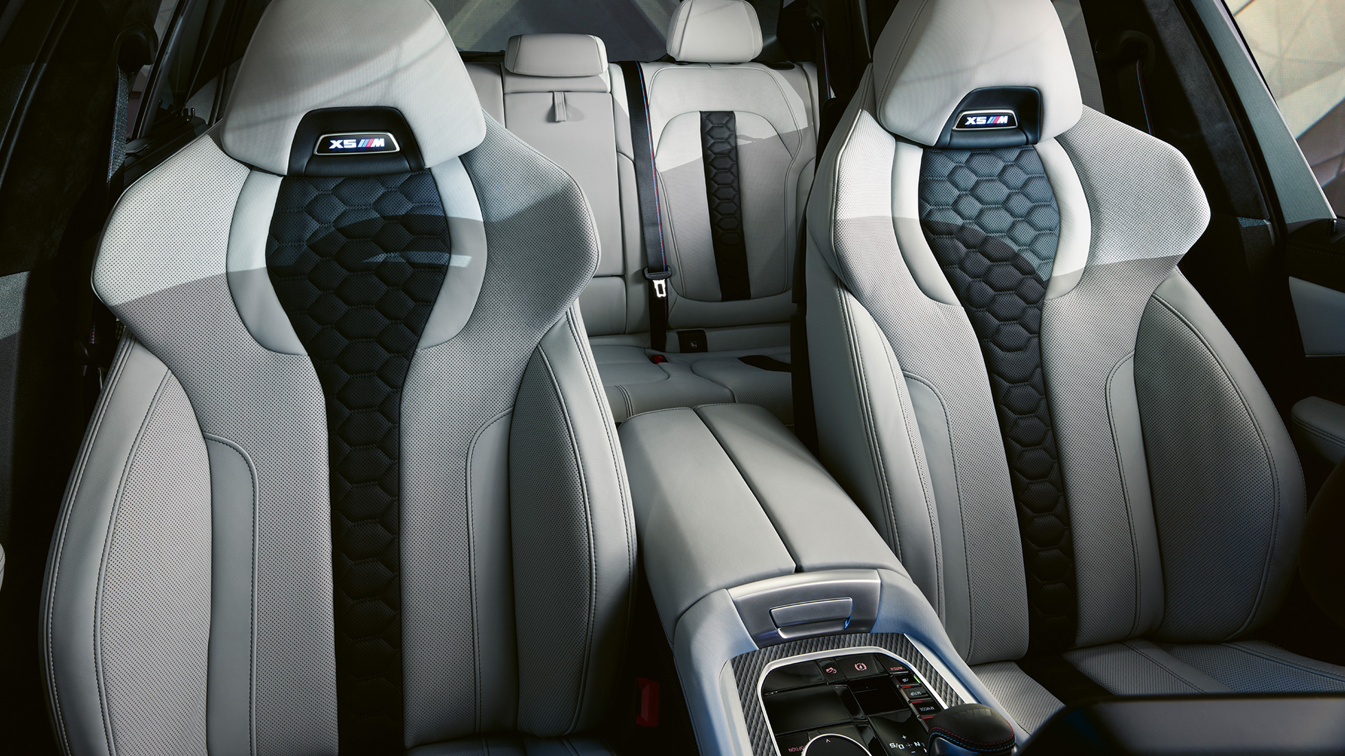 Многофункциональные сиденья M BMW X5 M Competition Многофункциональные сиденья M с подсвеченной эмблемой «X5 M» в BMW X5 M Competition, F95, интерьер