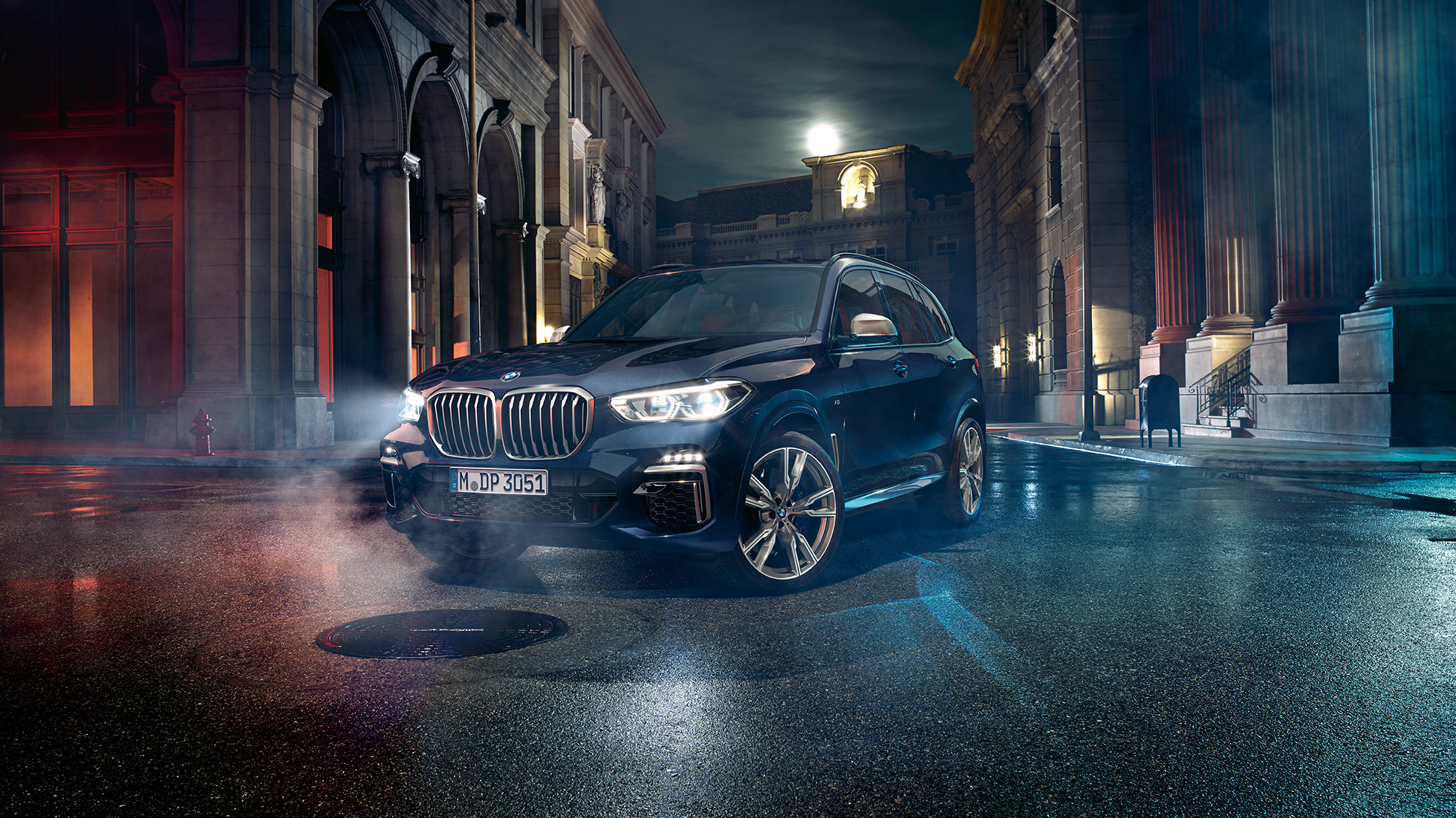 Фары BMW X5 M50i и M50d Фары X Laserlight BMW X5 M50i и M50d G05 черного цвета Carbon (металлик), вид спереди с поворотом в три четверти