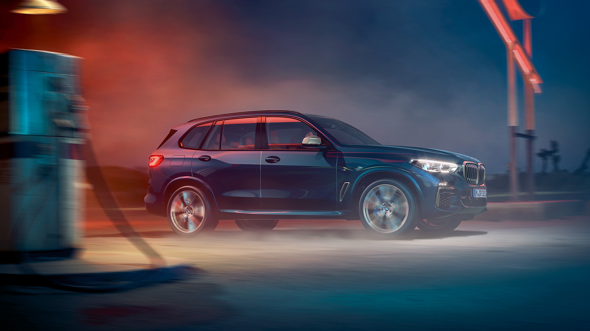 BMW X5 M50i и M50d, вид сбоку BMW X5 M50i и M50d G05 с легкосплавными дисками M в черном цвете Carbon (металлик), вид сбоку