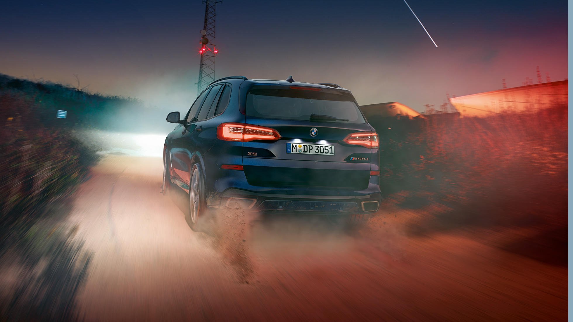 BMW X5 M50d, вид сзади BMW X5 M50d G05 со спойлером на крыше M в черном цвете Carbon (металлик), вид сзади