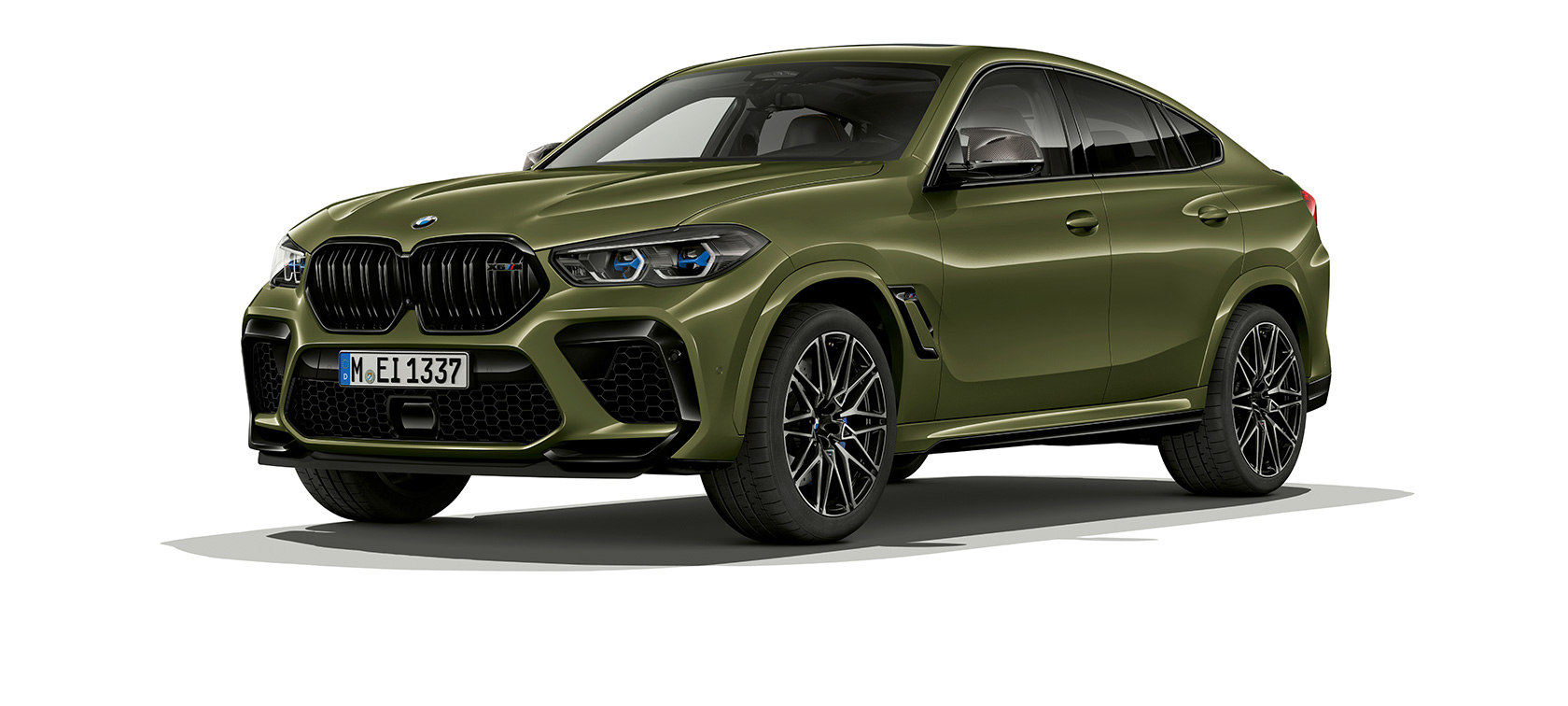 BMW X6 M Competition, вид сбоку с поворотом в три четверти BMW X6 M Competition F96 2020 МГ, специальное лакокрасочное покрытие зеленого цвета Urban из линейки BMW Individual, SUV, вид сбоку с поворотом в три четверти