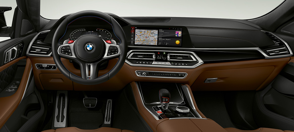 Обтянутое кожей рулевое колесо M модели BMW X6 M Обтянутое кожей рулевое колесо M с контрастной прострочкой модели BMW X6 M F96 2020 МГ, SUV, место водителя