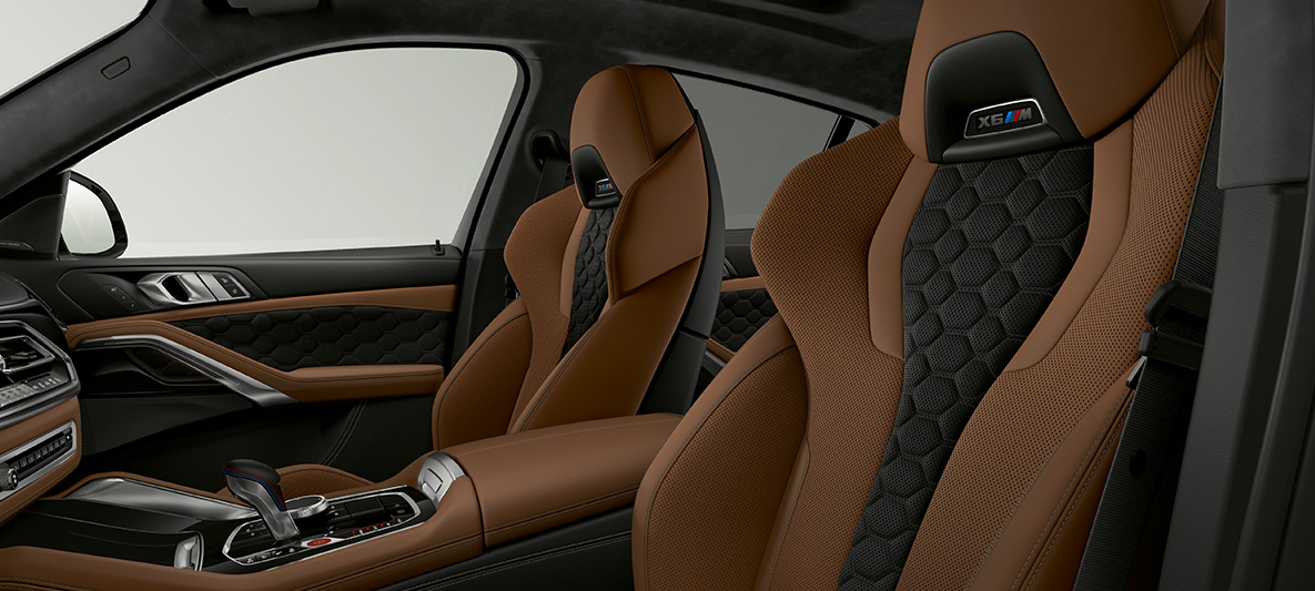 Многофункциональные сиденья M модели BMW X6 M Многофункциональные сиденья M с эмблемой «X6 M» модели BMW X6 M F96 2020 МГ, интерьер