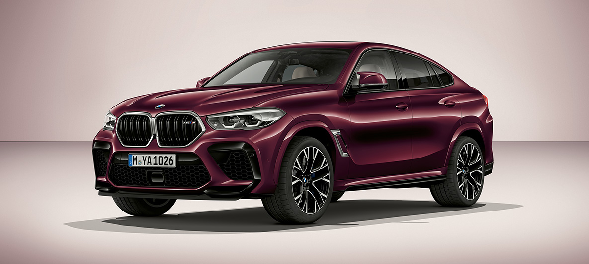 BMW X6 M, лакокрасочное покрытие цвета Ametrin (металлик) из линейки BMW Individual BMW X6 M F96 2020 МГ, SUV, лакокрасочное покрытие цвета Ametrin (металлик) из линейки BMW Individual, вид сбоку с поворотом в три четверти