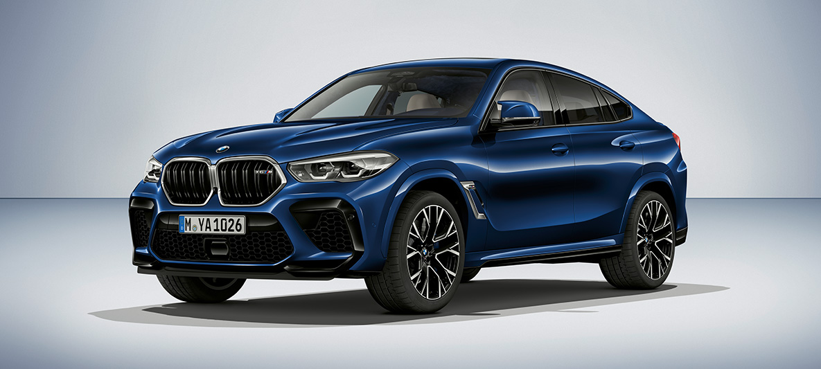 BMW X6 M, лакокрасочное покрытие цвета Синий Танзанит (металлик) из линейки BMW Individual BMW X6 M F96 2020 МГ, SUV, лакокрасочное покрытие цвета Синий Танзанит (металлик) из линейки BMW Individual, вид сбоку с поворотом в три четверти