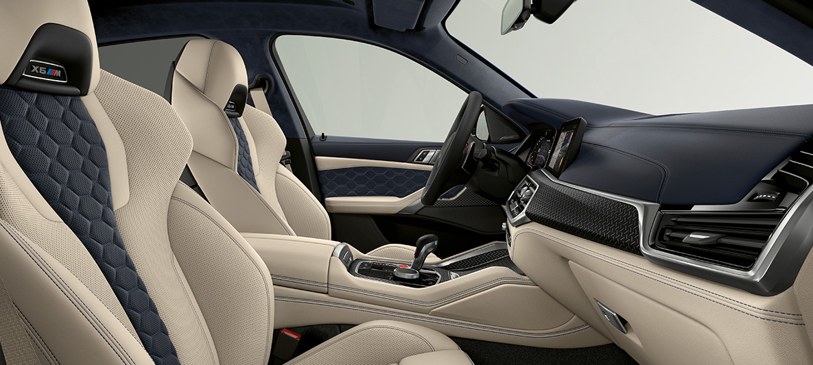 BMW X6 M Individual F96 2020 МГ, SUV, интерьер BMW X6 M Individual F96 2020 МГ, SUV, многофункциональные сиденья M с эмблемой «X6 M», интерьер