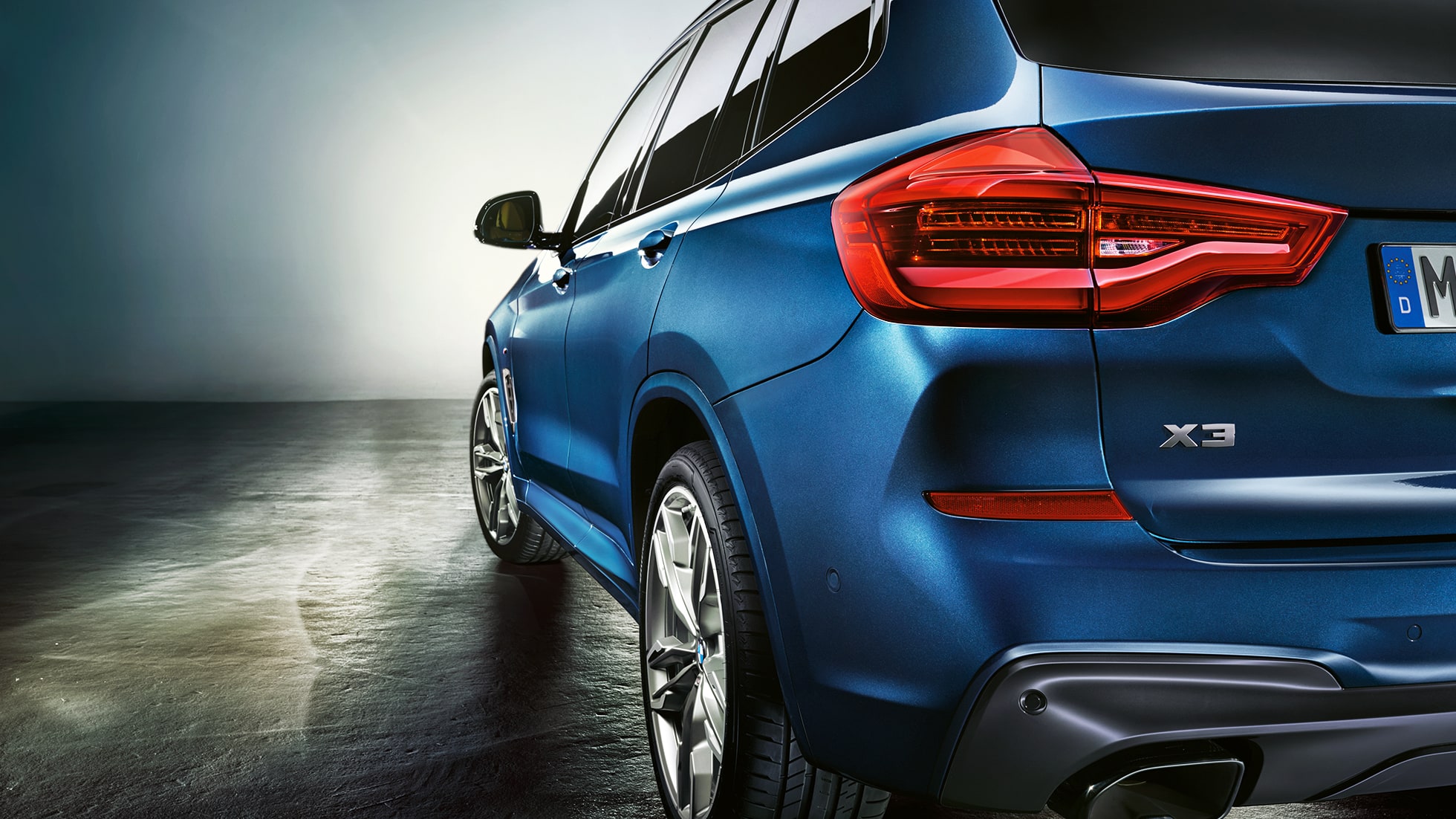 BMW X3 M40i, с поворотом в три четверти сзади, со светодиодными задними фарами BMW X3 M40i, с поворотом в три четверти сзади, со светодиодными задними фарами