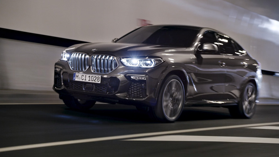 Вид спереди в три четверти на BMW X6 G06 2019 BMW X6 G06 2019, вид спереди в три четверти на фоне городских пейзажей