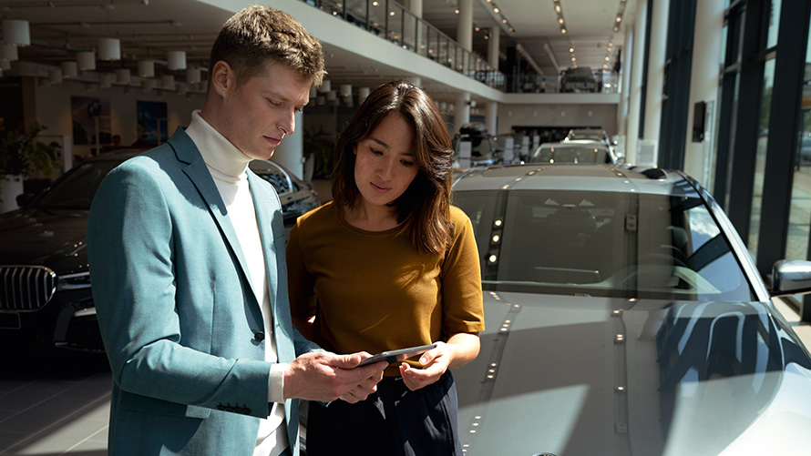 BMW X6 G06 LCI, сотрудник BMW консультирует клиента Сотрудник BMW консультирует клиента по BMW X6 G06 LCI