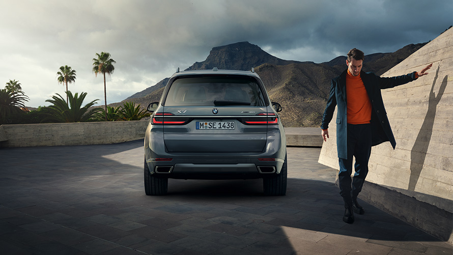 BMW X7 G07 LCI окраска кузова медно-серый металлик (Sparkling Copper Grey metallic), вид сзади BMW X7 G07 LCI окраска кузова медно-серый металлик (Sparkling Copper Grey metallic), вид сзади, модель справа