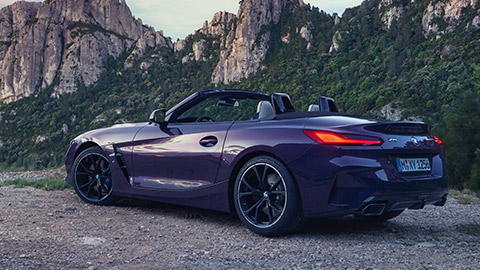 BMW Z4 Roadster (G29) вид спереди с поворотом в три четверти, в движении