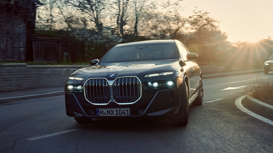 BMW 7 серии Protection (G73) в повороте, вид спереди 2/3