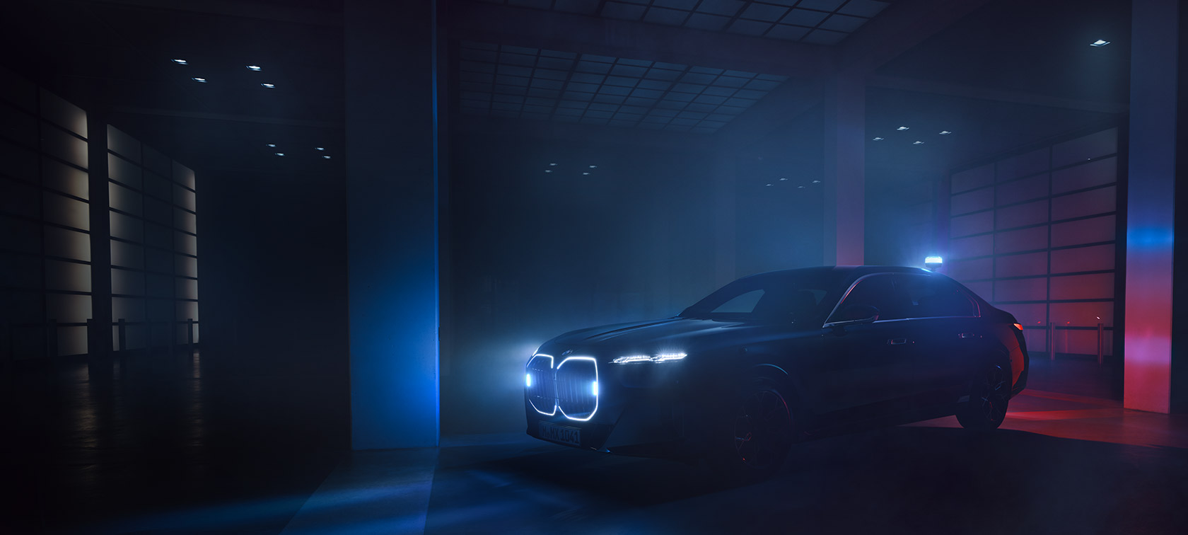 BMW 7 серии Protection G73 с включенными спецсигналами в темноте, вид сбоку 1/3