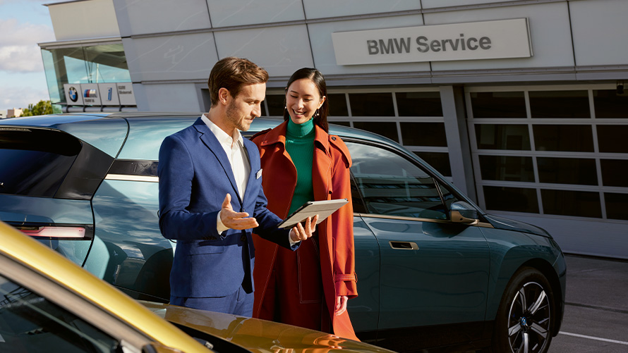 Сервисное обслуживание BMW Сервисное обслуживание BMW Сотрудник BMW консультирует клиента