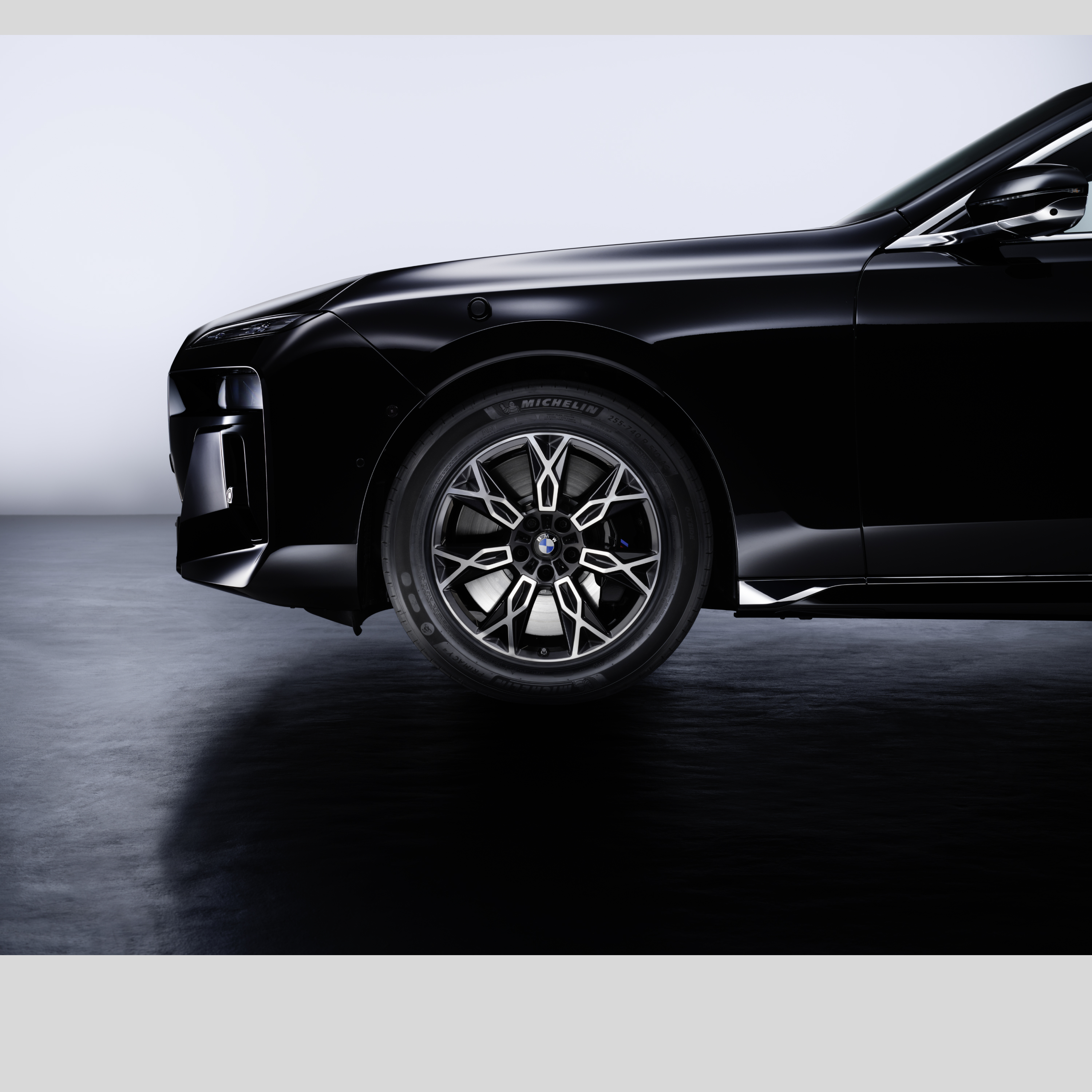 Переднее колесо BMW с шиной крупным планом