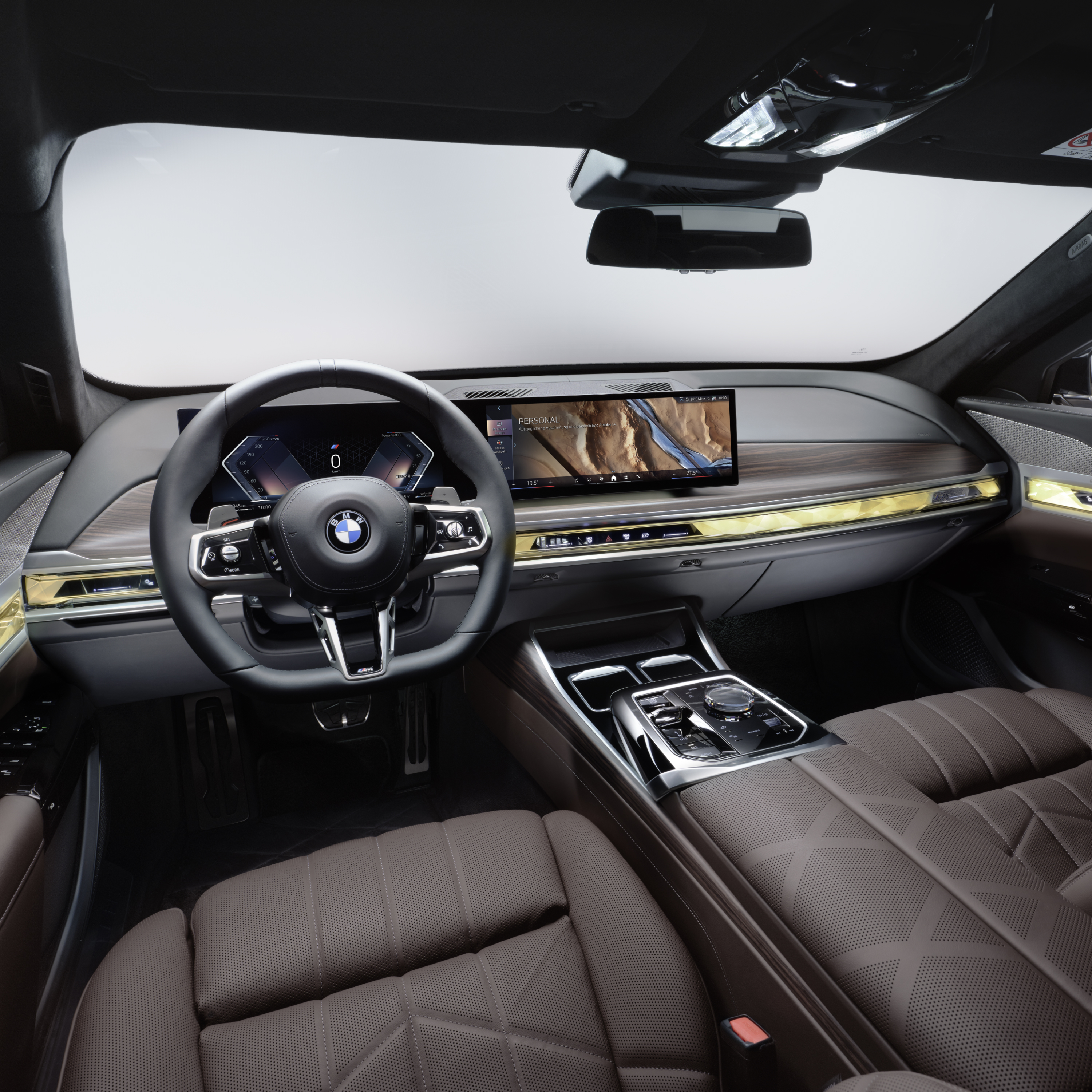 Приборная панель BMW с рулевым колесом и дисплеем