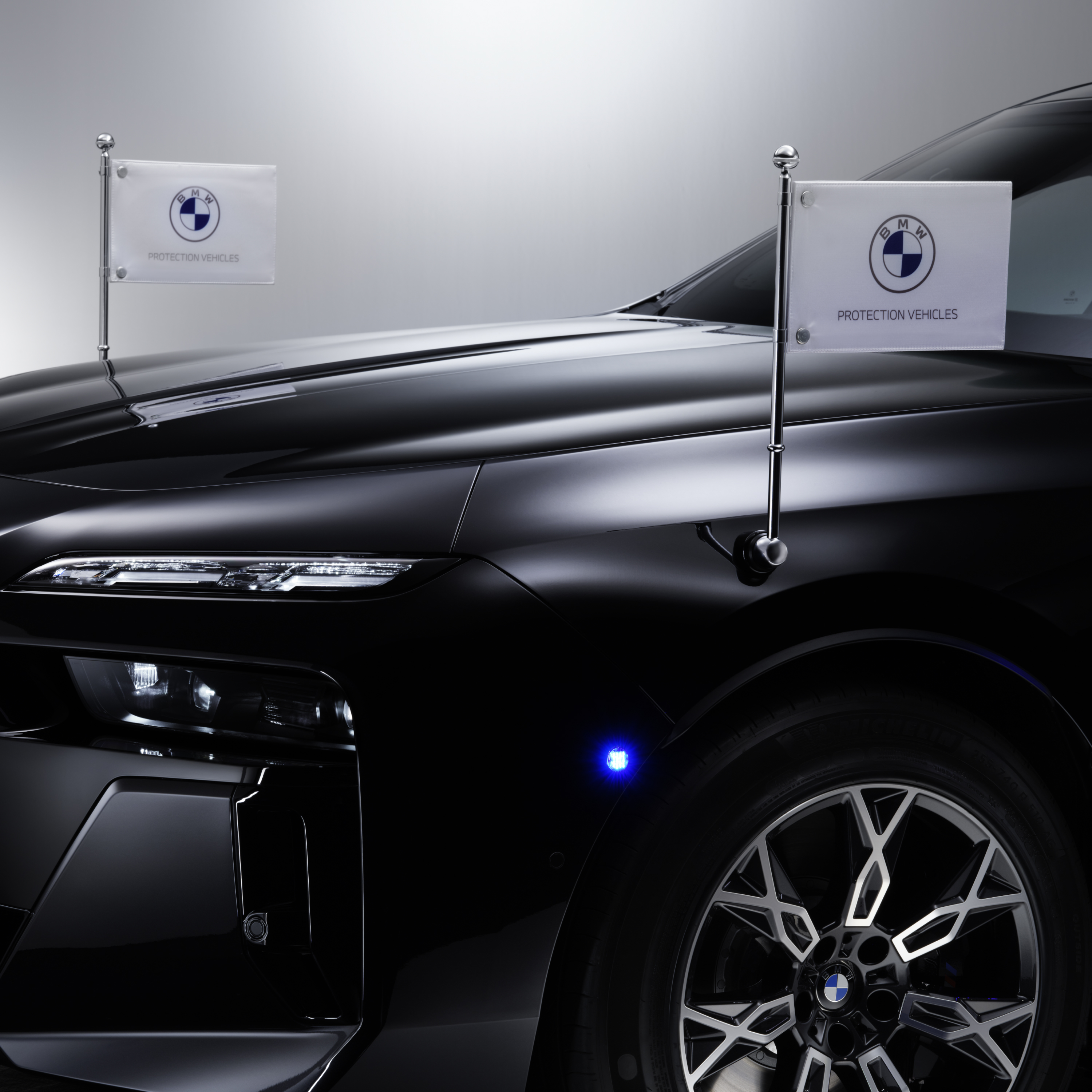 BMW с двумя держателями флага в передней части, крупный план