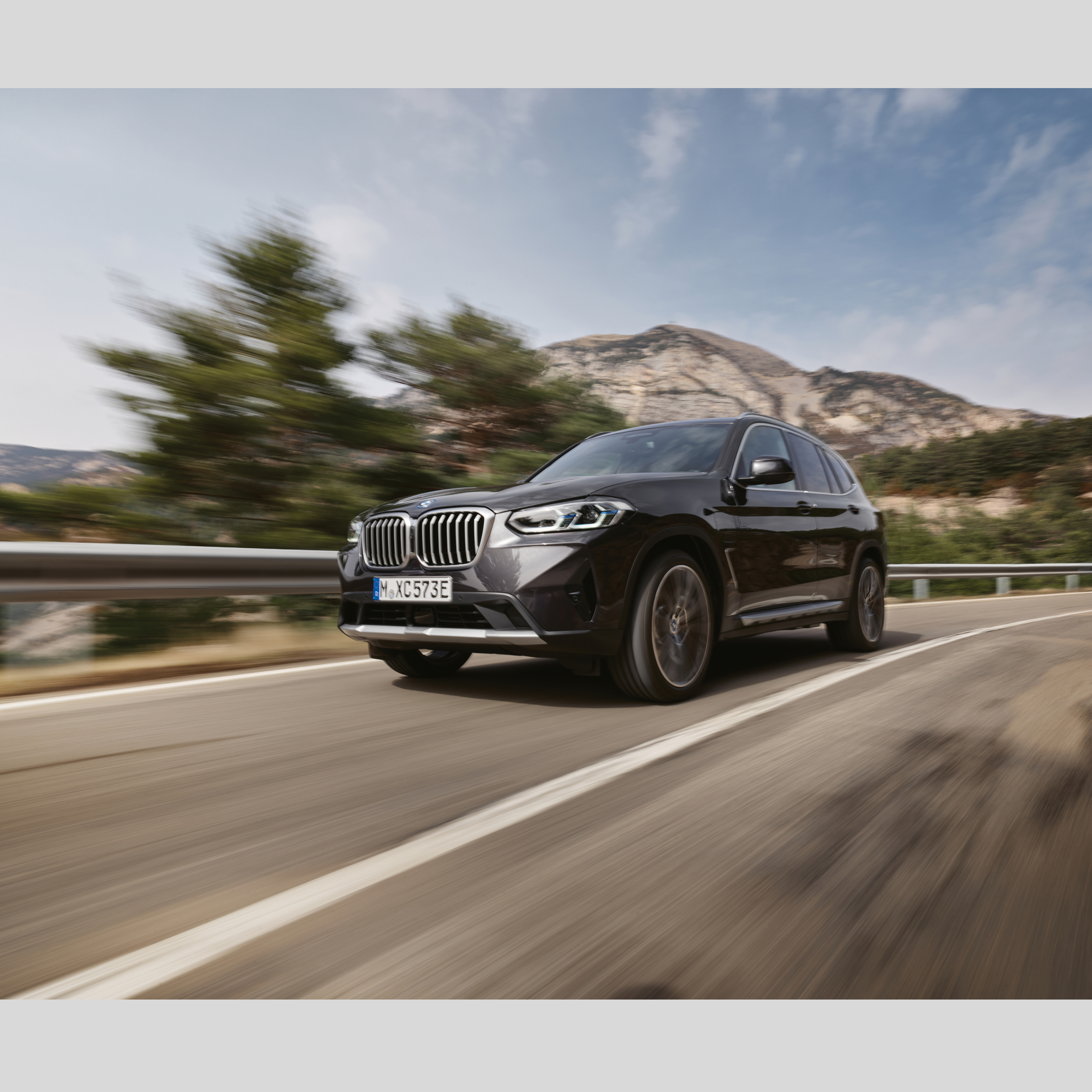 Автомобиль экстренных служб BMW едет по дороге