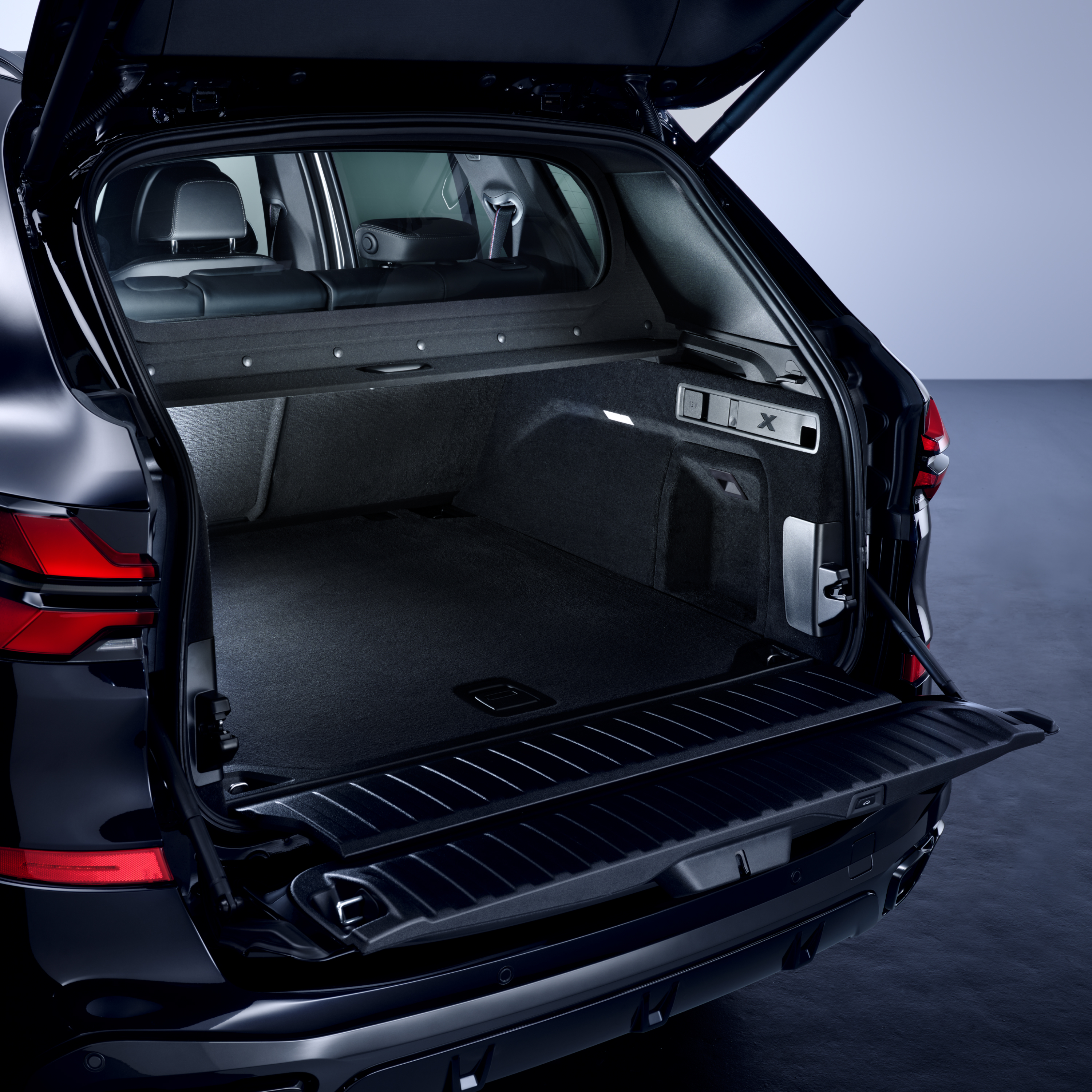 Открытая дверь багажного отсека автомобиля BMW Protection с видом в салон, крупный план