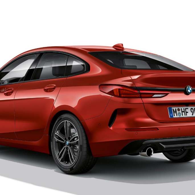 BMW Individual Shadow Line глянец BMW 2 серии Gran Coupé Модель Sport Line Melbourne Red F44 вид сзади с поворотом в три четверти 