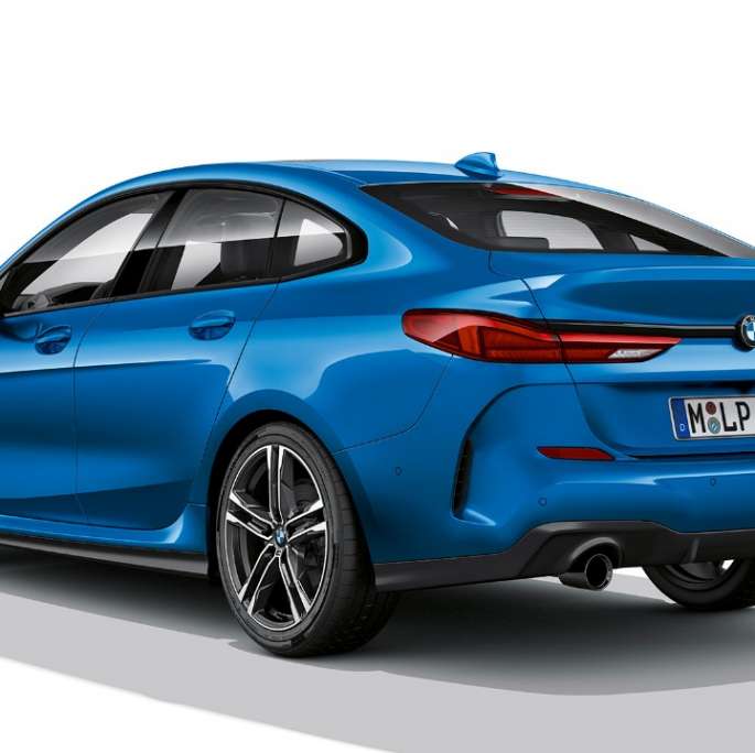 BMW Individual Shadow Line глянец BMW 2 серии Gran Coupé Модель M Sport Misano Blue металлик F44 вид сбоку с поворотом в три четверти