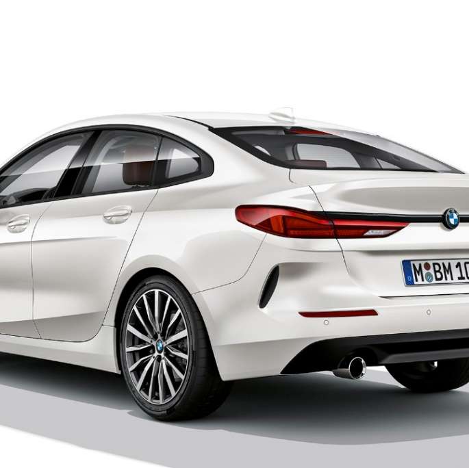 Легкосплавные диски BMW 2 серии Gran Coupé Модель Advantage Mineral White F44 вид сзади с поворотом в три четверти