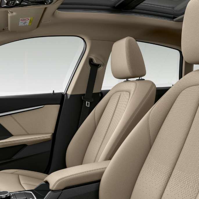 Сиденья из кожи с черной перфорацией BMW 2 серии Gran Coupé Модель Luxury Line F44 интерьер