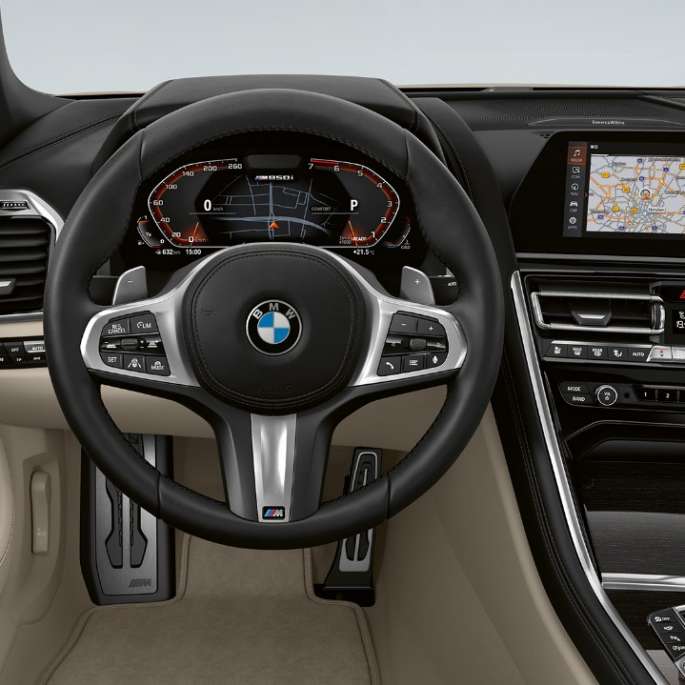 BMW M850i xDrive, Dravit Grey металлик, накладка на пороги. BMW M850i xDrive, Dravit Grey металлик, место водителя с обтянутым кожей рулевым колесом M.