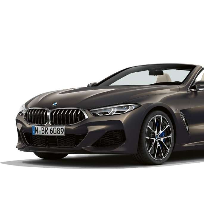BMW M850i xDrive, Dravit Grey металлик, вид спереди с поворотом в три четверти. BMW M850i xDrive, Dravit Grey металлик, вид спереди с поворотом в три четверти.