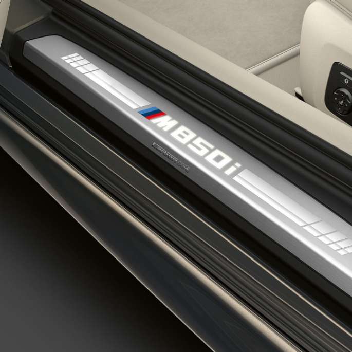 BMW M850i xDrive, Dravit Grey металлик, накладка на пороги. BMW M850i xDrive, Dravit Grey металлик, место водителя с обтянутым кожей рулевым колесом M.