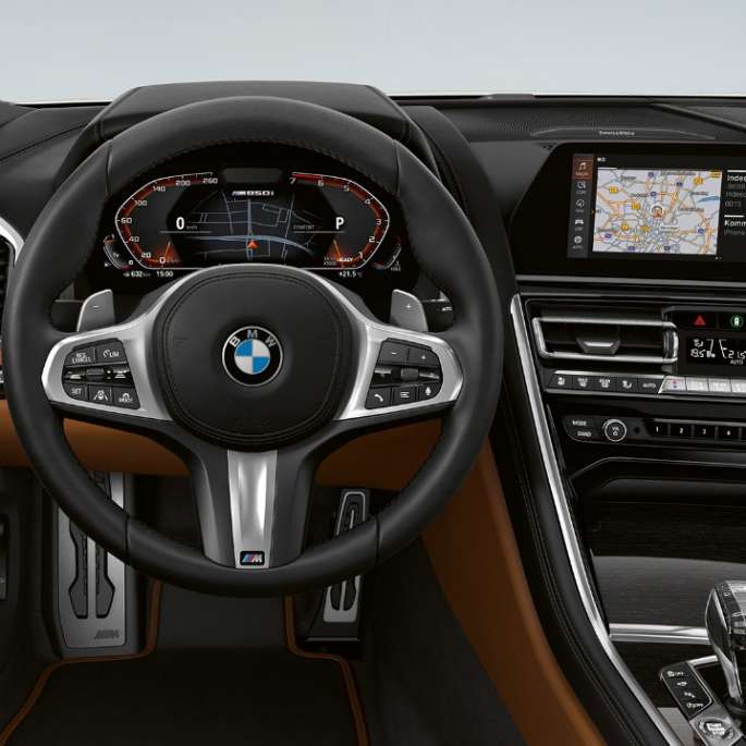 BMW M850i xDrive, металлик Белый Минерал, место водителя с обтянутым кожей рулевым колесом M. BMW M850i xDrive, металлик Белый Минерал, место водителя с обтянутым кожей рулевым колесом M.