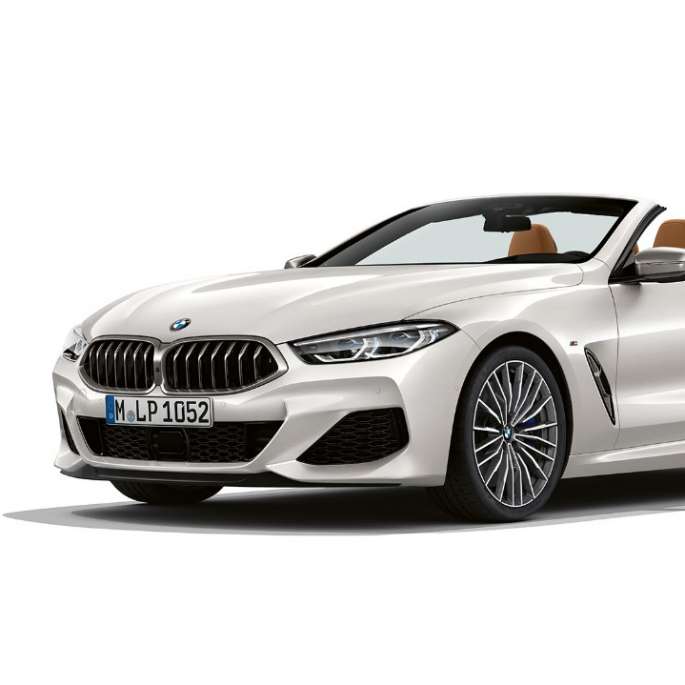 BMW M850i xDrive, металлик Белый Минерал, вид спереди с поворотом в три четверти. BMW M850i xDrive, металлик Белый Минерал, вид спереди с поворотом в три четверти.