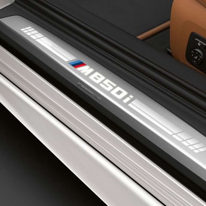 BMW M850i xDrive, металлик Белый Минерал, накладка на пороги. BMW M850i xDrive, металлик Белый Минерал, накладка на пороги.